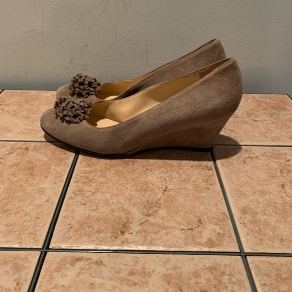 Bettina Round Toe Wedges in tan size 38 - Picture 4 of 12